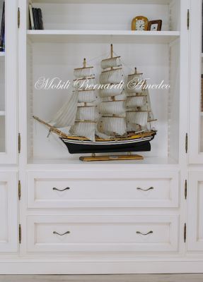 Libreria stile classico costruita artigianalmente in legno massello con ante e cassetti finitura colore bianco anticato